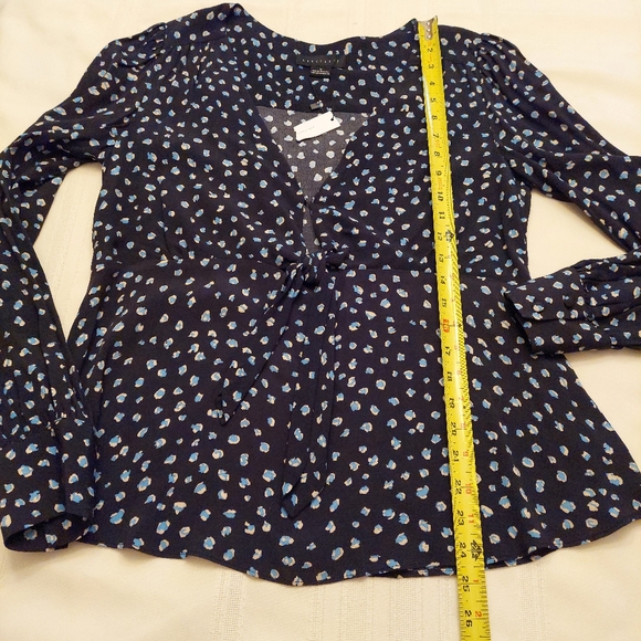 Sanctuary v neck tie front black blue print long sleeve top. Size medium - Picture 11 of 11